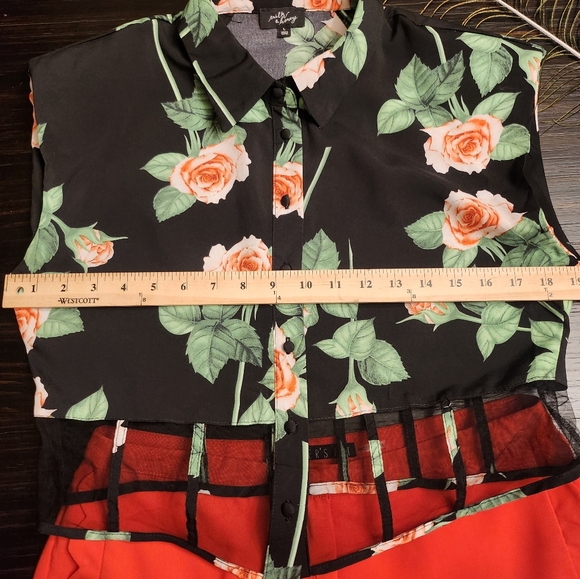 Milk & Honey Black Floral Sleveless with See-through Bottom Crop Top Size L - Picture 6 of 7